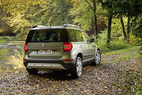Skoda - Infine, il top della gamma Elegance propone: ausilio per la partenza in salita, fari adattivi allo Xeno con funzione curvante, regolazione dinamica e lavafari, fari fendinebbia attivi con funzione curvante. width=