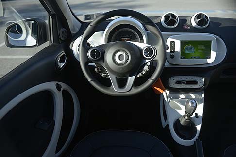 Smart - Vista degli interni della Smart Forfour 90 CV. In Italia la nuova Forfour è disponibile in cinque versioni: Youngster, Sport Edition #1, Passion, Proxy e Prime width=