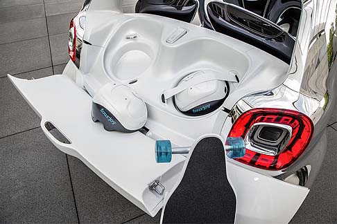 Smart - La batteria agli ioni di litio ha una capacità di 17,6 kWh e per essere ricaricata basta collegarla ad una presa domestica o ad una stazione di ricarica integrata nella linea elettrica. width=