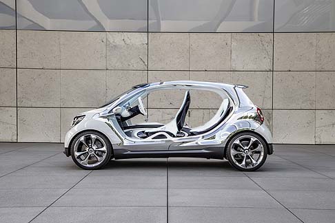 Smart - La struttura a nido d'ape delle prese d'aria sul frontale e le superfici morbide sottolineano la continuità del prototipo con altre concept, come la smart for-us (Detroit 2012) e la smart forstars (Parigi 2012). width=