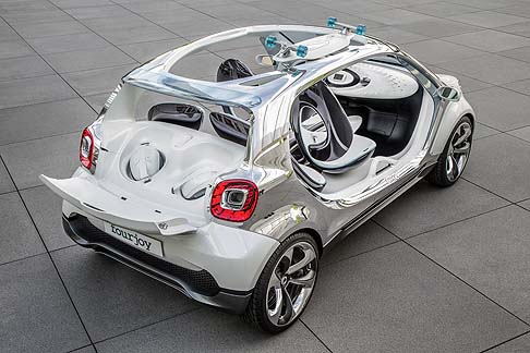 Smart - A bordo, l'elemento più vistoso è rappresentato da due futuristici sedili anteriori e dal sedile posteriore.  width=