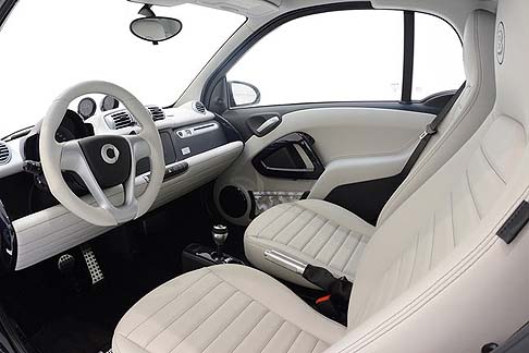 Smart - Disponibili dal mese di dicembre, smart moonlight coupé e smart stardust cabrio sono proposte rispettivamente a 28.528 e 30.657 euro. width=
