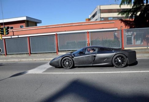 Ferrari - Spy cars Ferrari F70 supercar vista girare esternamente a Maranello width=