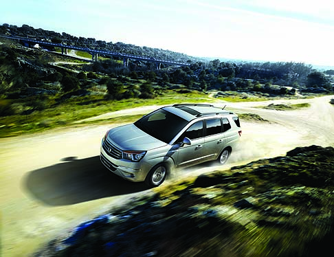 Ssangyong - Il nuovo Rodius monta sospensioni anteriori a doppia traversa e posteriori multilink che offrono una qualità di guida paragonabile allo stile di una berlina. width=