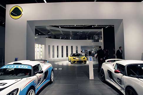 Lotus - sulla destra la vettura da competizione Lotus Exige R-GT presentata al salone di Francoforte width=