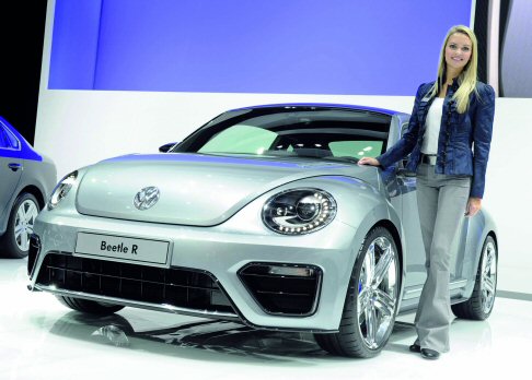 Volkswagen - Direttamente da Francoforte, arriva nella vetrina americana l’attesa Volkswagen Beetle R Concept, che rappresenta un prototipo di auto sportiva basata sul nuovo Maggiolino. width=