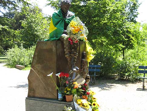 Ayrton Senna - Trofeo Lorenzo Bandini 2012 - il 17 giugno premiazione del vincitore: il pilota della Williams Bruno Senna. Circuito di Imola con la statua in onore di Ayrton Senna width=