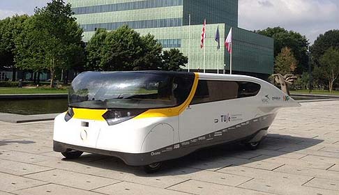 Solar Car - Prototipo pronto per la partecipazione all’evento annuale World Solar Challenge in Australia, Stella è la prima vettura elettrica alimentata da pannelli solari con quattro posti. width=