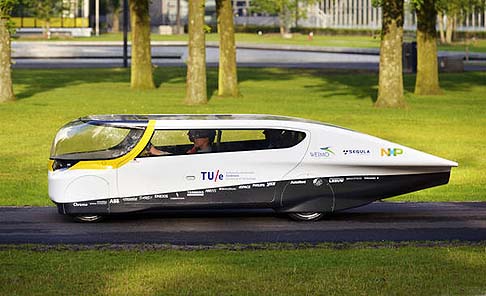 Solar Car - Interamente alimentata dall’energia solare, Stella garantisce, grazie ad un ampio tetto fotovoltaico per ricaricare il pacco di batterie, un’autonomia pari a 600 km. width=