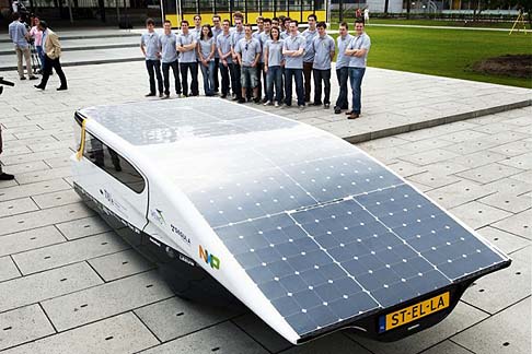 Solar Car - A bordo, l’ambiente è caratterizzato dalla presenza di una strumentazione essenziale, costituita da un elemento flessibile con funzioni di display e di touchscreen. width=