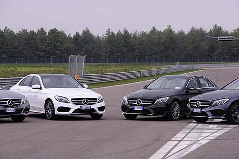 Mercedes-Benz - Il marchio tedesco intende investire circa 5.6 miliardi di euro all’anno, di cui la metà riservato alle green technologies. width=