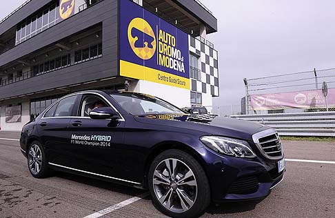 Mercedes-Benz - L’offerta ibrida di Classe S comprende una motorizzazione benzina, la S 400 HYBRID, la nuovissima S 500 PLUG-IN HYBRID e la S 300 BlueTEC HYBRID.  width=