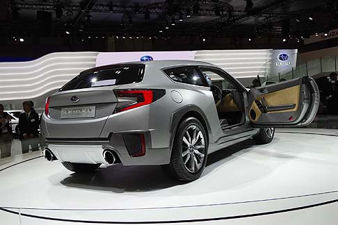 Subaru - Subaru Cross Sport Design Concept propone una struttura compatta, con una lunghezza complessiva di 4.300 mm, e una serie di funzioni quali l'accesso facile al sedile, interni confortevoli e abbondante spazio per i bagagli. width=