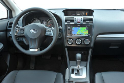 Subaru - Subaru XV il listino parte da € 22.900,00 per la versione XV Comfort con motore 1.6 benzina ed ESP e 7 airbag di serie. Si sale a € 26.990,00 con la variante 2.0 Turbodiesel. Subaru XV interni vettura e cruscotto centrale width=