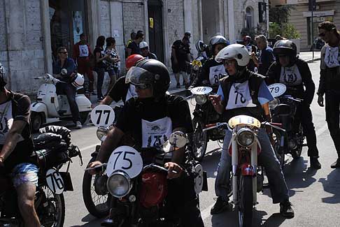 5^ tappa Acquaviva delle Fonti - Sugestive atmosfere prima della ripartenza nella 5^ tappa Milano Taranto tratto Acquaviva delle Fonti - Bitonto width=