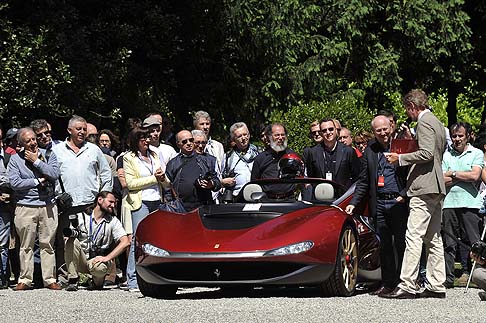 BMW - Il design unico della Pininfarina Sergio è caratterizzato dal tetto che si estende fino a raggiungere i sedili e dall’assenza dei vetri laterali e del parabrezza. width=