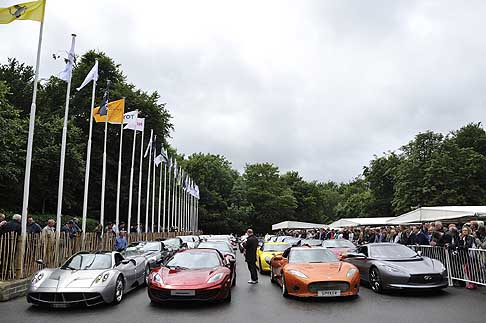 Pitlane supercar - Supercars sulla pitlane nel circuito di Goodwood Festival of Speed 2012 width=