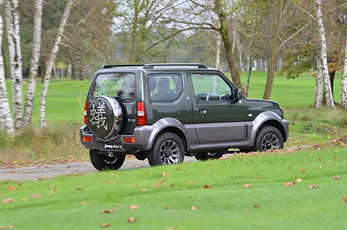 Suzuki - Per celebrare l’evoluzione del suo celebre 4x4, Suzuki presenta anche una versione dedicata, come la Jimny Arì Limited Edition, serie speciale di 100 esemplari. width=