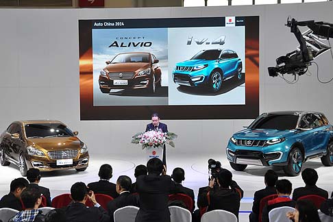 Suzuki - Al Beijing International Automotive Exhibition di Pechino, il brand nipponico Suzuki ha presentato due interessanti proposte per il mercato cinese. Si tratta della berlina di segmento C Alivio e il SUV compatto iV-4. width=