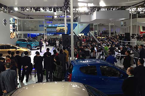 Suzuki - Ad accompagnare le due vetture nella kermesse di Pechino, troviamo i modelli S-Cross, accanto alla berlina sportiva Kizashi.  width=