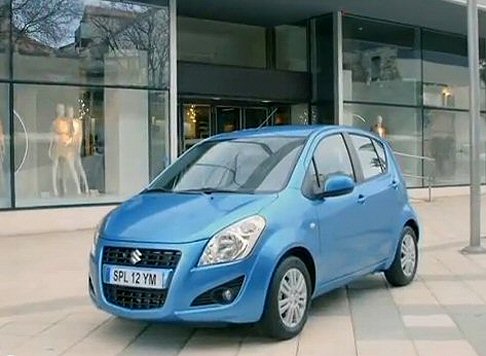 Suzuki - In dettaglio, il restyling si contraddistingue per linee familiari moderne, più dinamiche rispetto alla serie precedente, sottolineate dalle due inedite colorazioni metallizzate Sparkling Blue e Bison Brown. width=