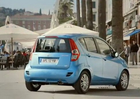 Suzuki - Splash è abbinata a due motorizzazioni efficienti e dinamiche, con minori emissioni di CO2 grazie alla doppia fasatura variabile, all’aspirazione e allo scarico. width=