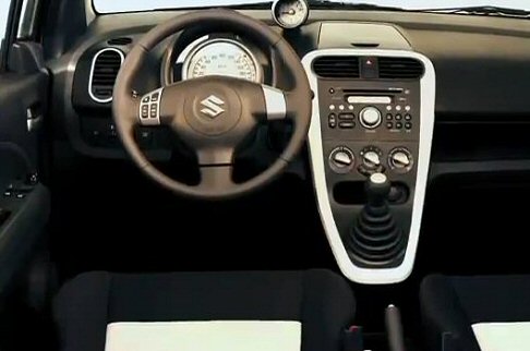 Suzuki - Splash guadagna 4,5 cm nella lunghezza massima, che ora raggiunge i 3.775 mm, ed è dotata di molteplici vani portaoggetti. width=