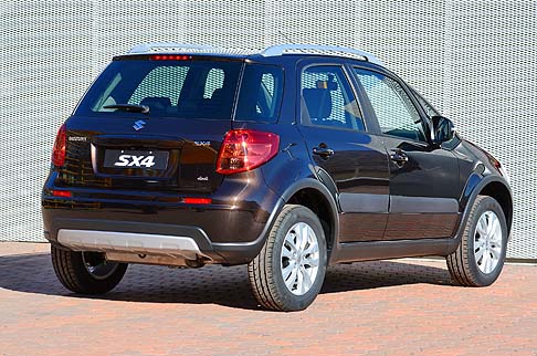 Suzuki  - La serie EVOLUTION offre dotazioni come il volante in pelle e le sedute con tessuti in doppia tonalità. width=