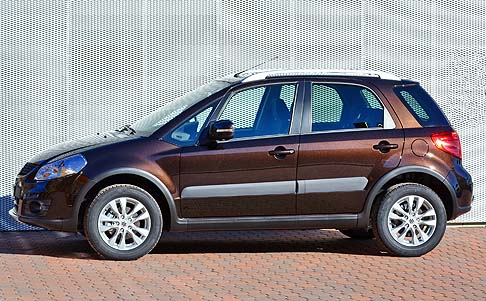 Suzuki - Più ricco risulta, invce, l’allestimento SX4 EVOLUTION+, che si distingue dalla versione EVOLUTION per l’offerta di alzacristalli elettrici posteriori, climatizzatore automatico, cruise control. width=