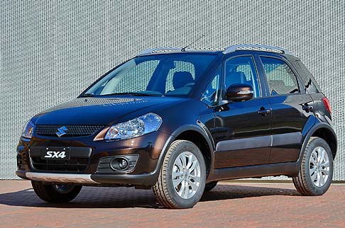 Suzuki  - Entrambe le versioni sono disponibili anche in colorazioni di grande effetto, dal bianco pastello al ghiaccio perlato, fino alle tonalità metallizzate. width=
