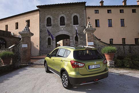 Suzuki - Disponibile da subito nella versione Fun 1.6 benzina a due ruote motrici, proposta a partire da 16.900 euro fino al 15 settembre, la Suzuki SX4 S-Cross, è un crossover che abbina funzionalità da auto familiare ad un design sportivo. width=