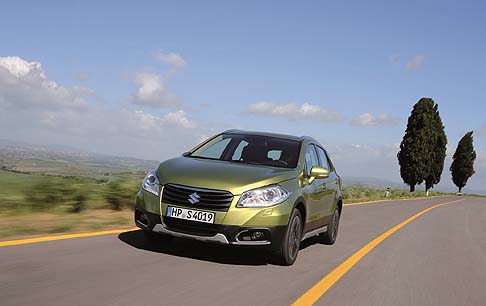 Suzuki - La gamma è basata su versioni a 2 o 4 ruote motrici e su due motorizzazioni, benzina e diesel, entrambe di 1.6 litri a 120 CV, abbinabili ad un avanzato cambio automatico CVT, disponibile sulle versioni a benzina. width=
