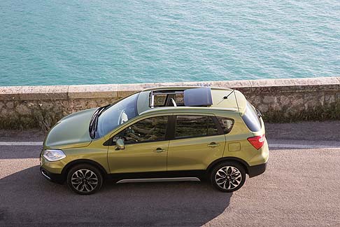 Suzuki - La versione Style aggiunge il climatizzatore automatico bi-zona, cerchi in lega da 17 pollici, fendinebbia e Design Package. width=