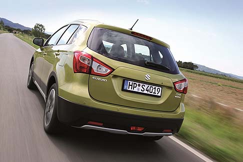 Suzuki - Infine, l’allestimento Top offre il navigatore satellitare 2 Din, fari anteriori allo xeno con luci diurne LED e Park Package, che comprende telecamera posteriore e sensori di posteggio anteriori e posteriori. width=