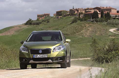 Suzuki - Per chi desidera un’offerta ancora più ricca, Suzuki, fino al 15 settembre, propone la SX4 S-Cross Web Edition, una edizione limitata prenotabile sul web. width=