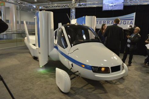 Terrafugia - Secondo il Costruttore, il particolare velivolo è in grado di completare la metamorfosi in circa 30 secondi, premendo un solo tasto e può essere comodamente parcheggiato in un box auto. width=