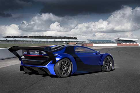 Techrules - La sportiva sarà equipaggiata con il Trev brevettato da Techrules, una inedita e innovativa tecnologia che fornisce una potenza complessiva di 1.000 CV, fornita da sei motori elettrici, supportati da batterie da 20 kWh. 