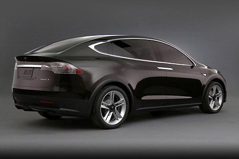 Tesla Motors - Il futuristico crossover si affida ad un propulsore elettrico in grado di erogare la propria potenza sull'assale posteriore. width=