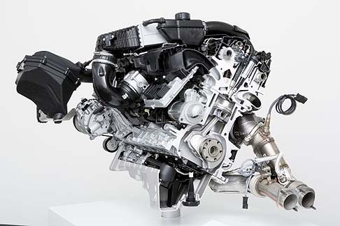 BMW - Lo sterzo è del tipo elettromeccanico sviluppato da BMW M GmbH, esperto nel creare vetture dalla impressionante precisione di guida. width=