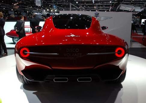 Touring Superleggera - La Disco Volante 2012, è una coupé due posti a motore anteriore centrale e cambio transaxle, il cui futuro produttivo sarà limitato a pochi esemplari destinati ad clientela selezionata. width=