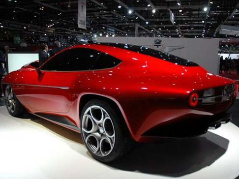 Touring Superleggera - Le linee, ispirate all'Alfa Romeo C52 Disco Volante, disegnata dalla Carrozzeria Touring nel 1952, colpiscono per la semplicità stilistica. width=