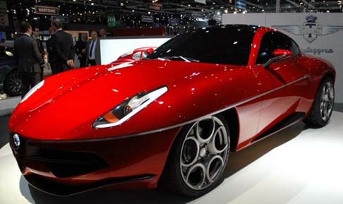 Touring Superleggera - La vettura presenta una forma a goccia, con l'anteriore che si allarga a coprire le ruote per affinarsi verso un posteriore, che risulta più slanciato. width=