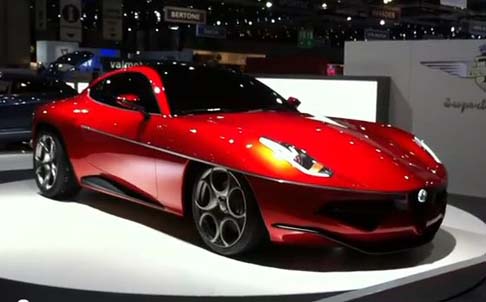 Touring Superleggera - Sotto il cofano pulsa il compatto e leggero un V8 da 4,7 litri e 450 CV abbinato al cambio sequenziale elettroattuato a 6 rapporti. width=