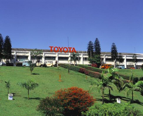 Toyota - Sono passati 75 anni da quando Kiichiro Toyoda decise di trasformare il settore automobilistico della Toyoda Automatic Loom Works nell’attuale Toyota Motor Corporation, un’azienda che vanta 320.000 dipendenti in tutto il mondo. width=