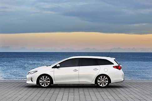 Toyota - Auris Touring Sports contribuirà certamente ad accrescere il volume di vendite del settore ibrido, le cui potenzialità sono stimate al rialzo, e che oggi copre oltre il 20% delle vendite Toyota.  width=