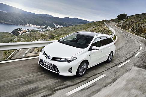 Toyota - L’avvio della produzione di Auris Touring Sports nell’impianto TMUK di Burnaston conferma l’impegno del brand nipponico sul territorio britannico. width=