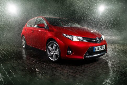 Toyota - Tra le dotazioni estetiche spiccano anche i cerchi in lega, disponibili nelle misure da 15, 16 e 17 pollici, e caratterizzati da un nuovo design. width=