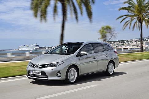 Toyota - La nuova Toyota Auris Touring Sports presenta un accattivante design del frontale, coniugando lo stile Under Priority con il Keen Look dei fari e dei LED di Marcia Diurna (DRL). width=
