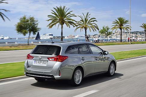 Toyota - Insieme alla prima motorizzazione full hybrid del segmento C, Auris Touring Sports sarà disponibile anche con il motore benzina 1.6 Valvematic ed i motori diesel D-4D 1.4 e 2.0. width=