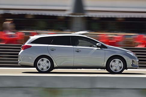 Toyota - Il top della gamma Lounge comprende interni in pelle e tessuto, climatizzatore Bi-Zona, sensori crepuscolari e pioggia, cruise control, Simple Intelligent Park Assist (SIPA), Smart Entry & Start System e cerchi in lega da 16 o 17 pollici. width=